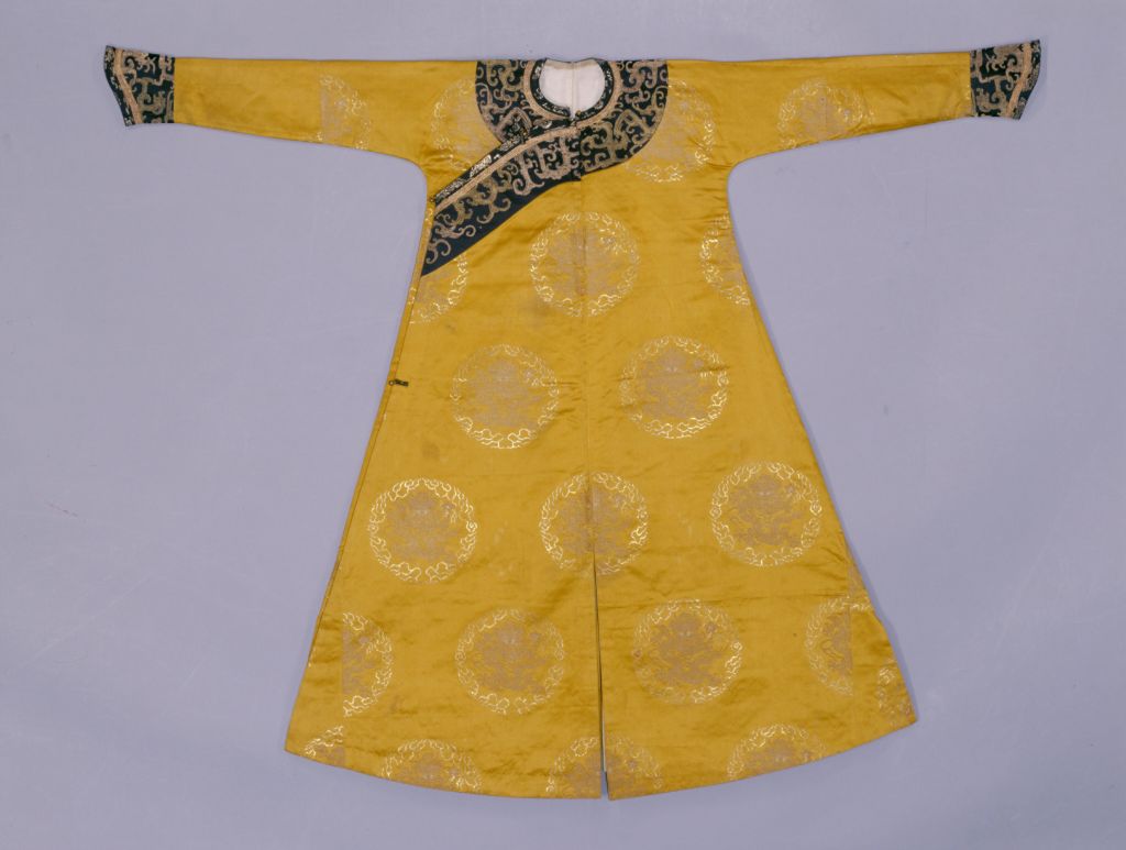 图片[1]-Yellow satin gold woven dragon pattern robe-China Archive